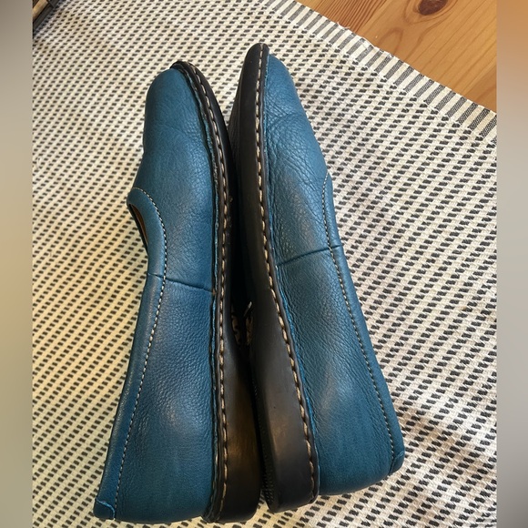 Lands' End flat slip on shoe vibrant blue, like new condition. Size 8.5 - Picture 6 of 8